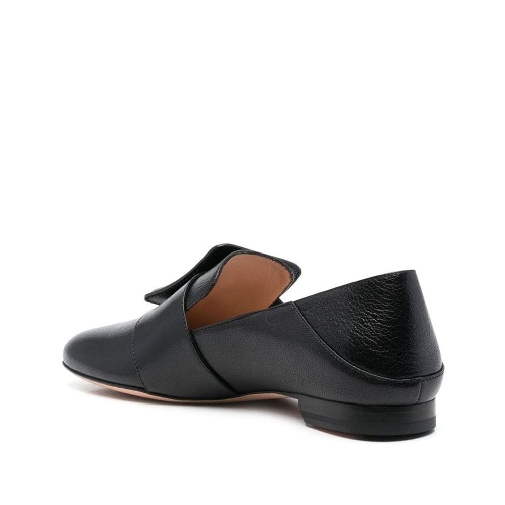 Schwarze Leder-Slipper mit Schnallendetail