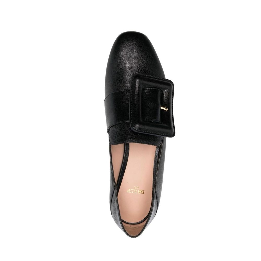 Schwarze Leder-Slipper mit Schnallendetail