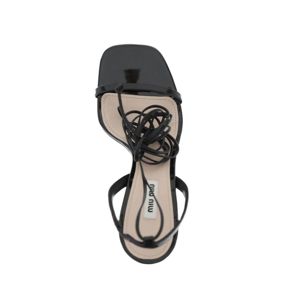 Schwarze Ledersandalen mit Schnürabsatz