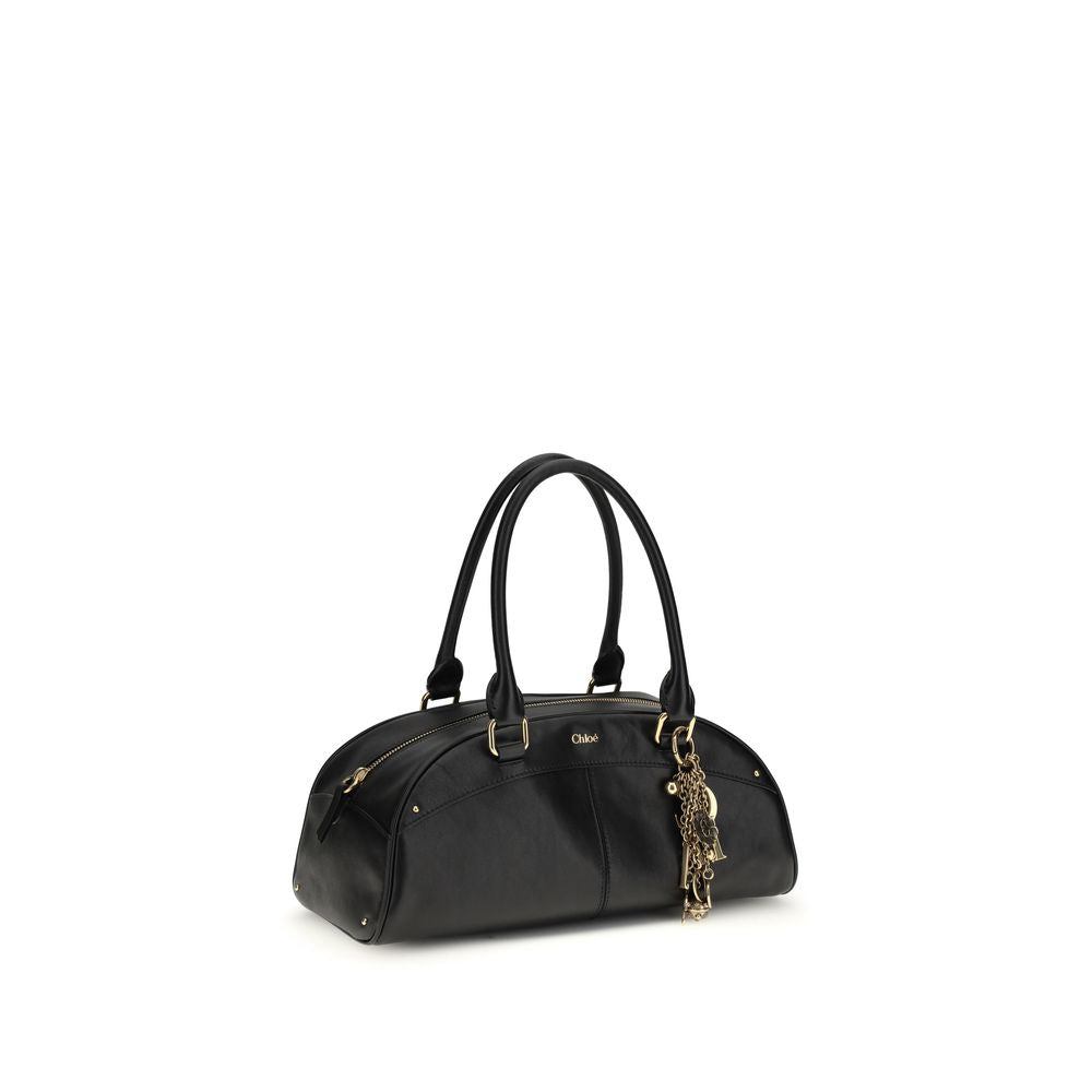 Handtasche aus schwarzem Kalbsleder mit goldenem Charm