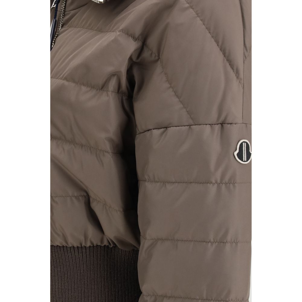 Braune Synthetikdaunenjacke mit geripptem Wollbesatz
