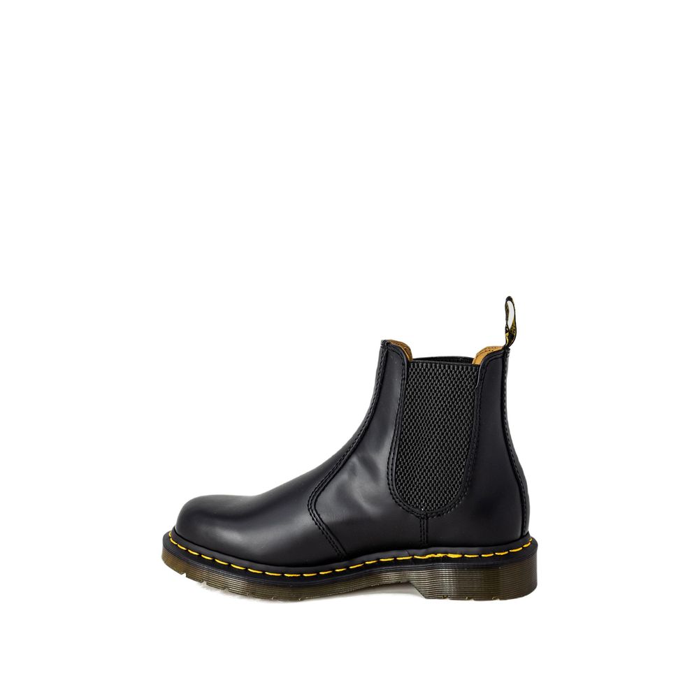 Schwarze Leder-Stiefeletten mit charakteristischen Ziernähten