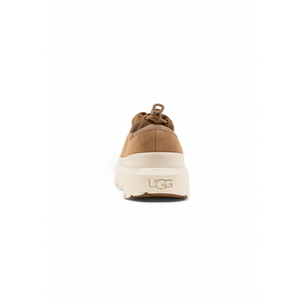 Beige Lederclogs mit Profilsohle von UGG