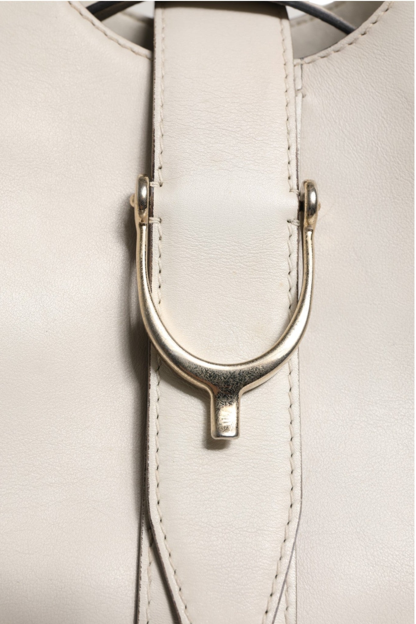 Weiße Leder Handtasche mit Steigbügeln