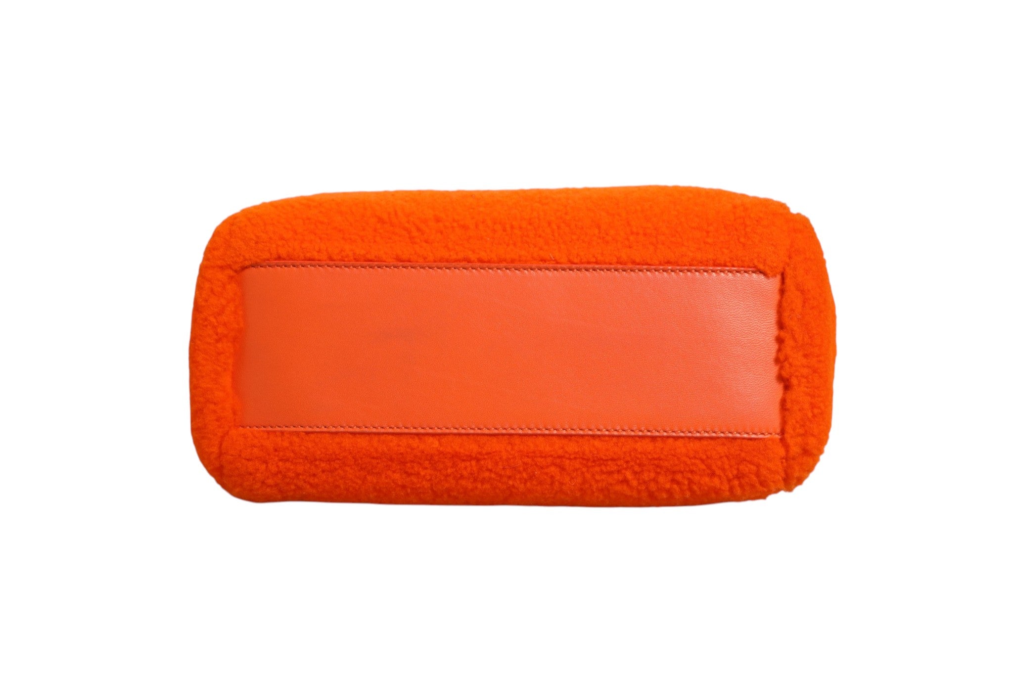 Fendi Mini Peekaboo Henkeltasche aus orangefarbenem Leder und Shearling