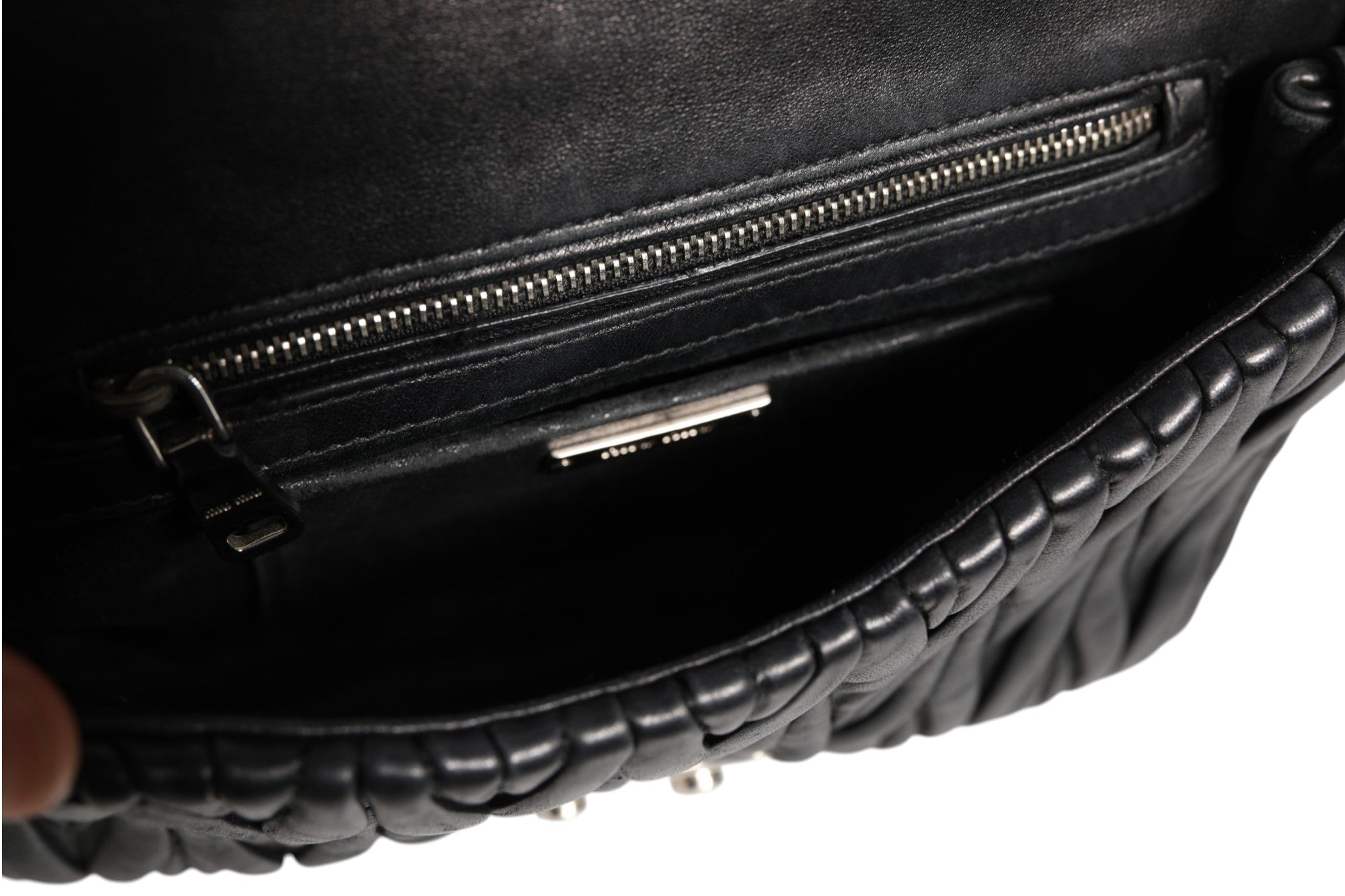 Schwarze Matelassé-Schultertasche aus Leder mit Überschlag