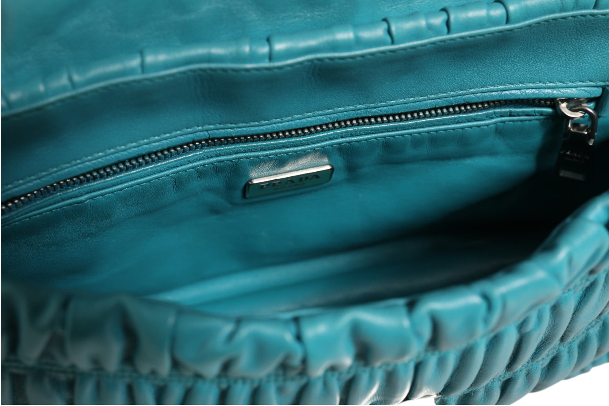 Blaue Leder Nappa Gaufre Überschlagtasche 28 cm