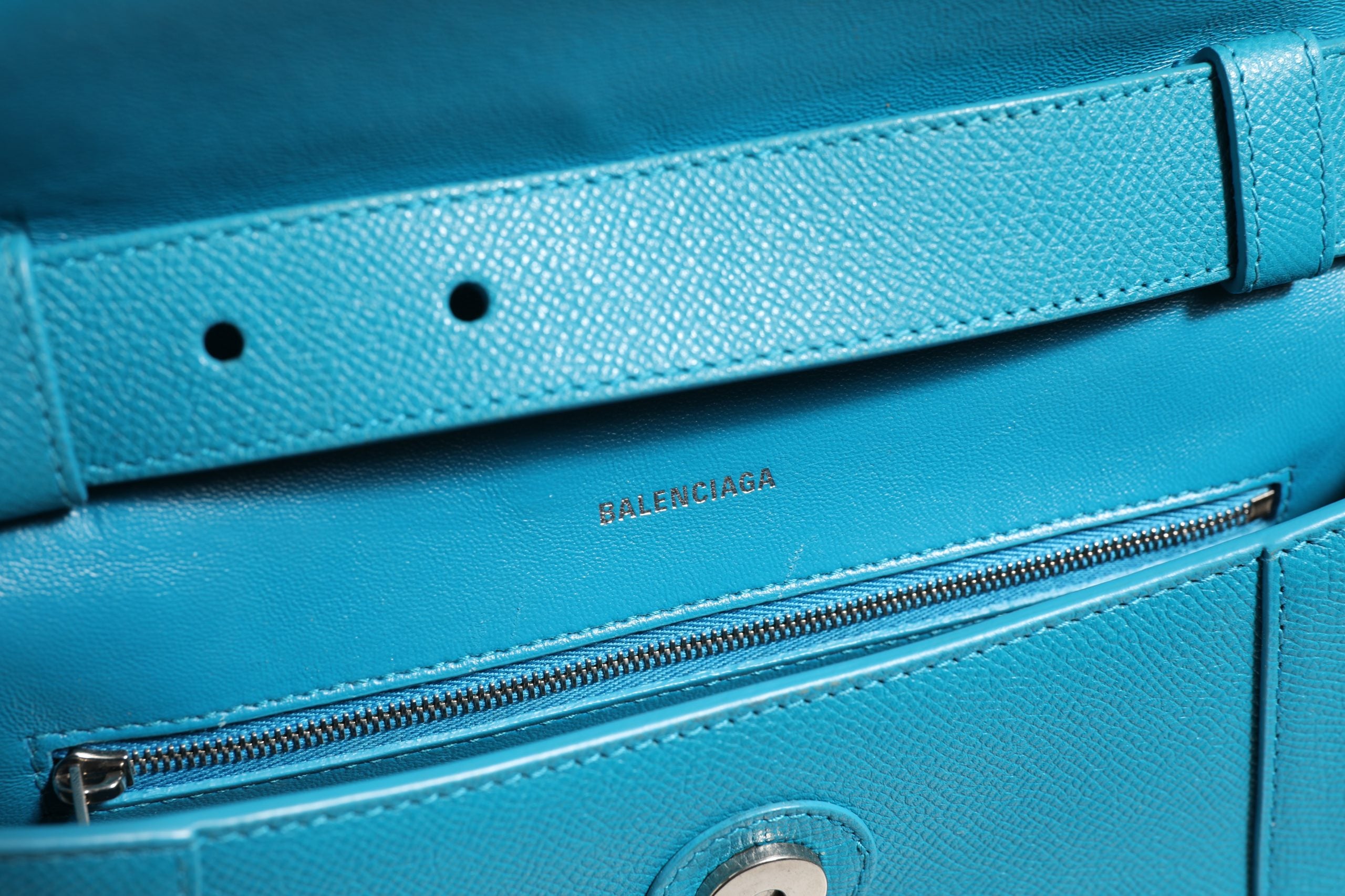 Blaue Leder-Umhängetasche Downtown S 30 cm