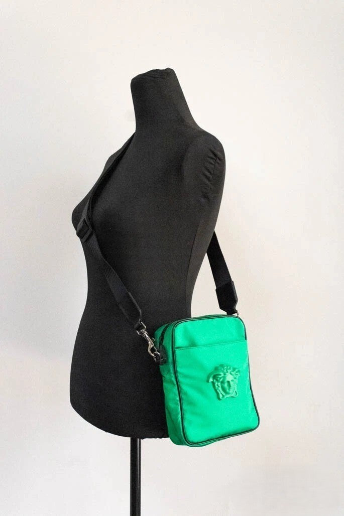 Leuchtend grüne Versace Crossbody-Tasche aus Synthetik mit Medusa-Motiv