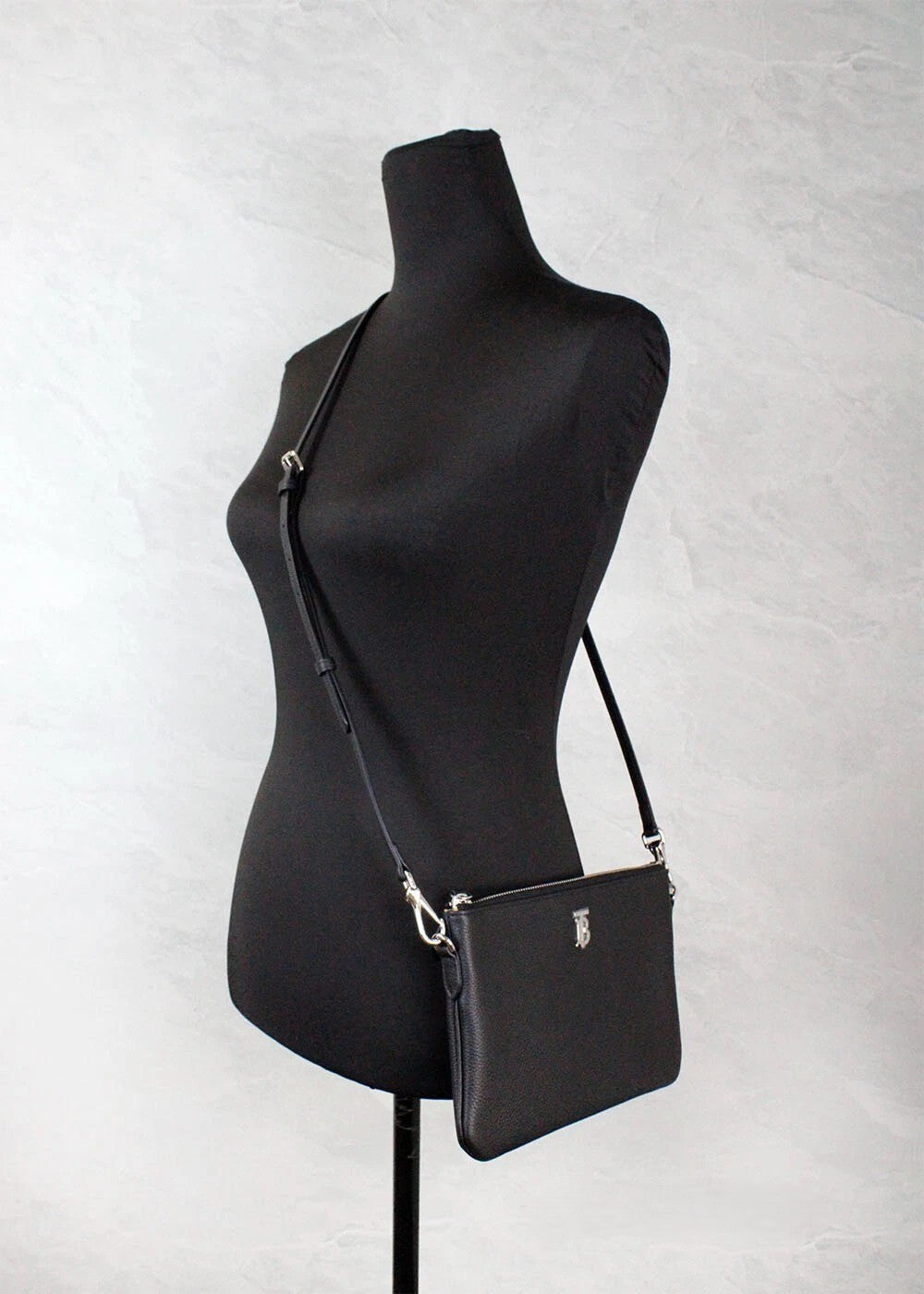 Schwarze Burberry Peyton Umhängetasche aus Leder