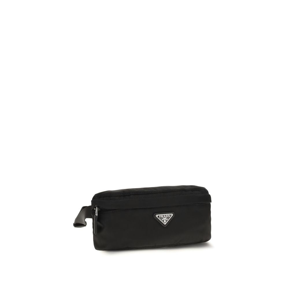 Schwarze synthetische Clutch mit Logoplakette