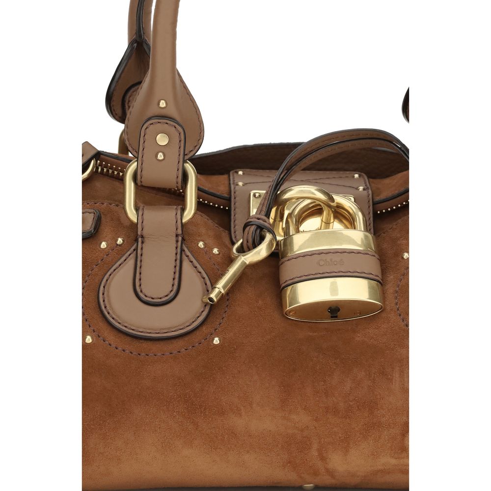 Braune Lederhandtasche mit charakteristischem Vorhängeschloss-Detail