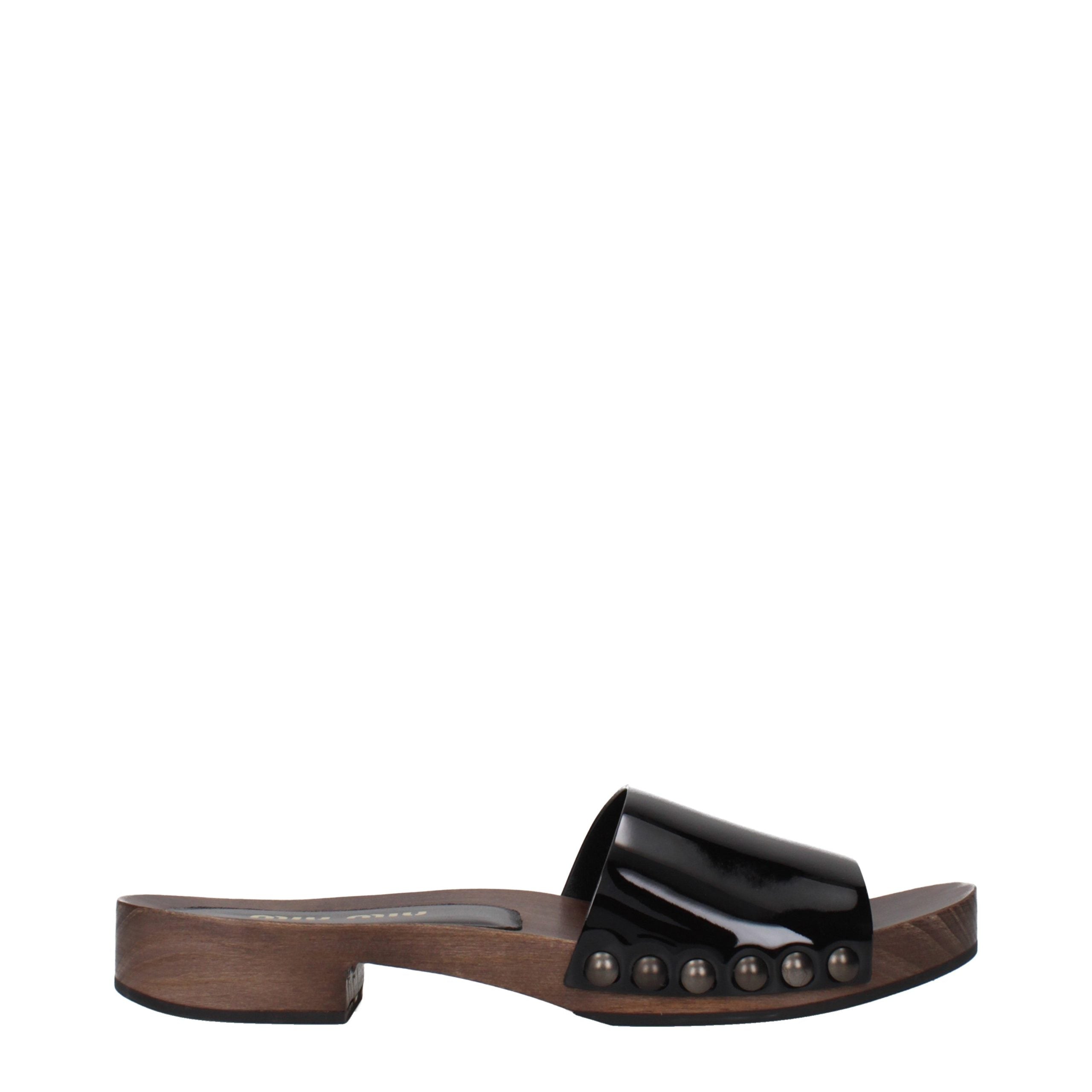Schwarze Lederpantoletten mit Logo auf der Vorderseite von Miu Miu
