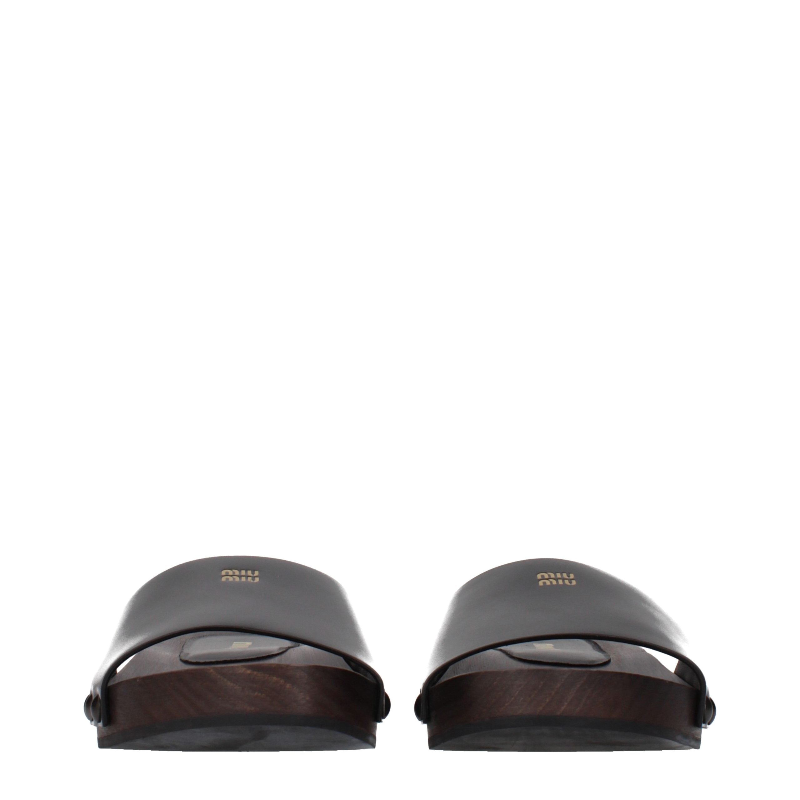 Schwarze Lederpantoletten mit Logo auf der Vorderseite von Miu Miu