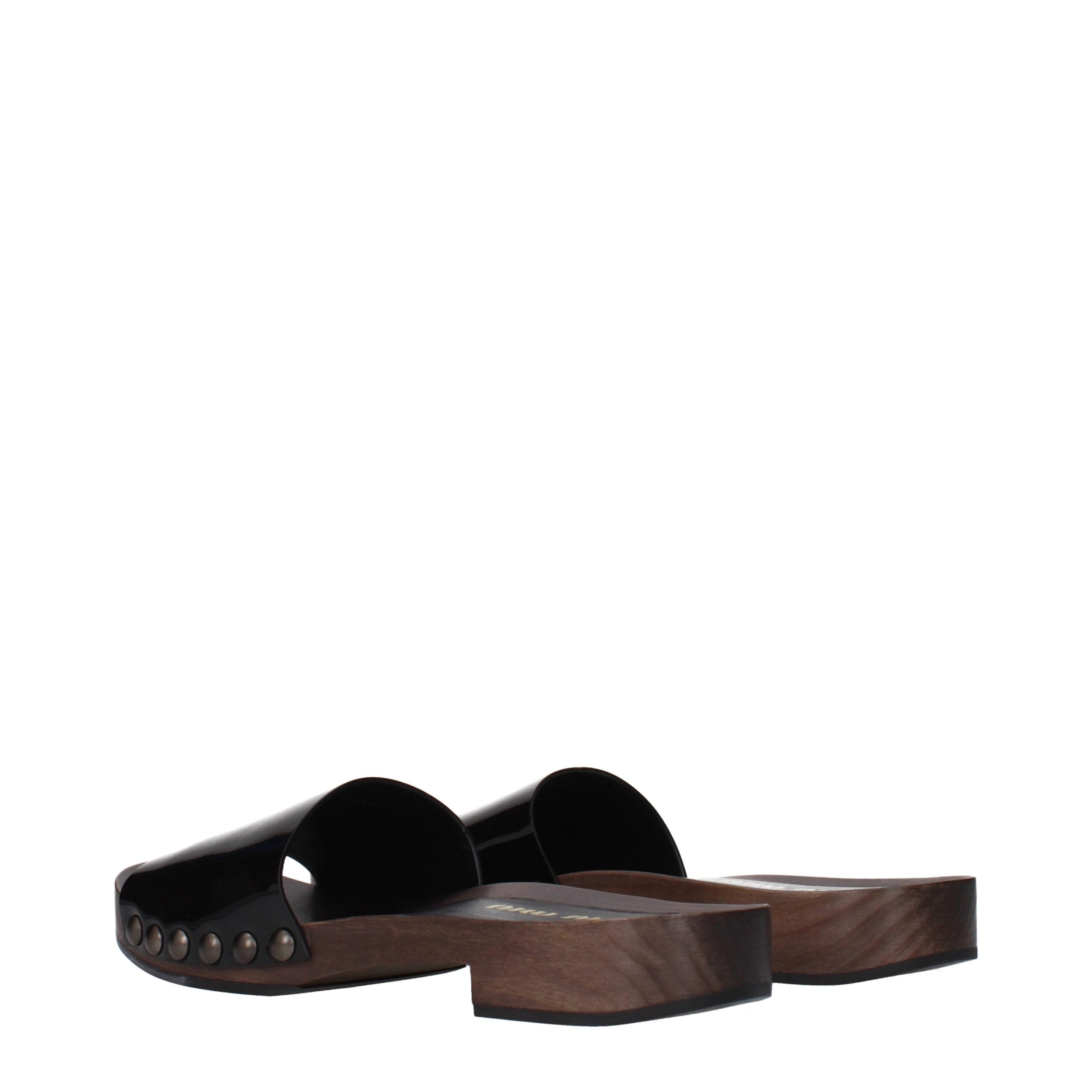 Schwarze Lederpantoletten mit Logo auf der Vorderseite von Miu Miu