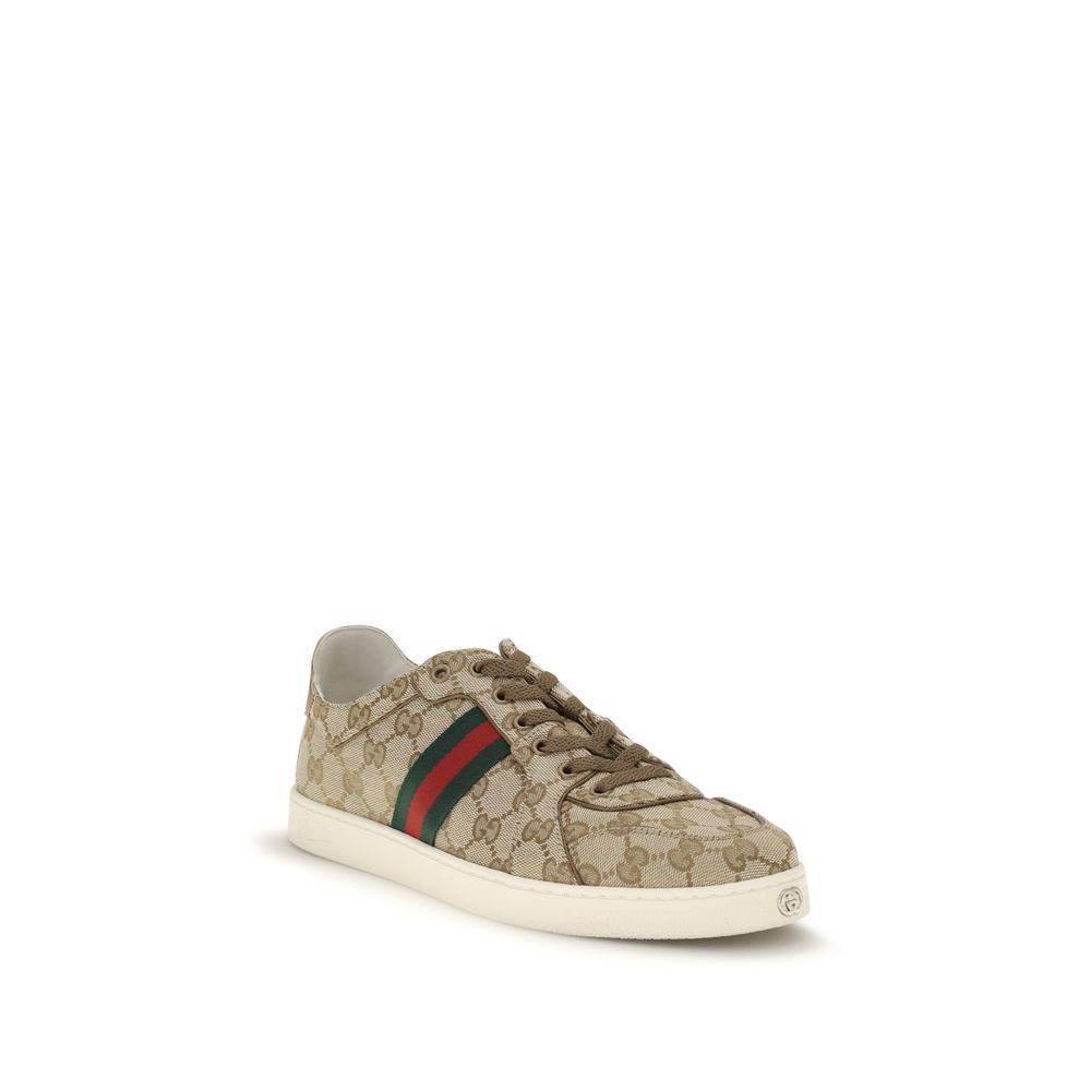 Beige Gucci-Sneaker aus dem charakteristischen GG-Gewebe