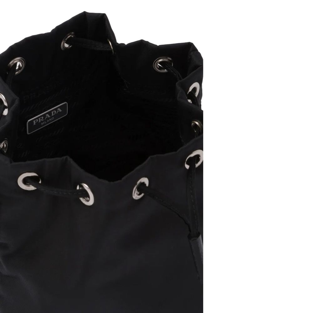 Schwarze Kunstlederhandtasche mit Lederdetail und Logo