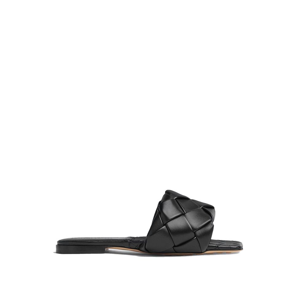Schwarze flache Ledersandalen mit eckiger Spitze