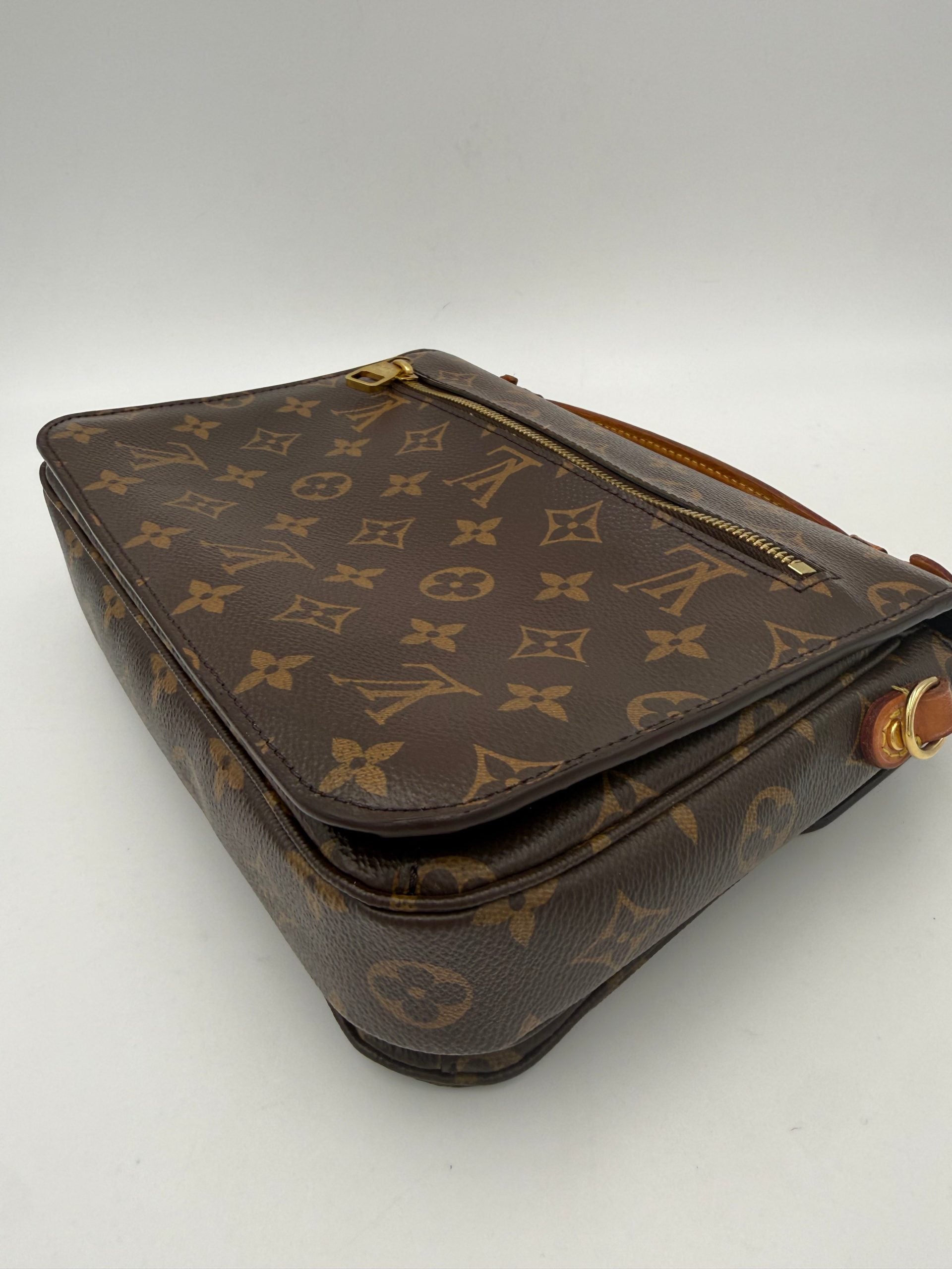 Louis Vuitton Monogram Metis Bandouliere Leather Handbag