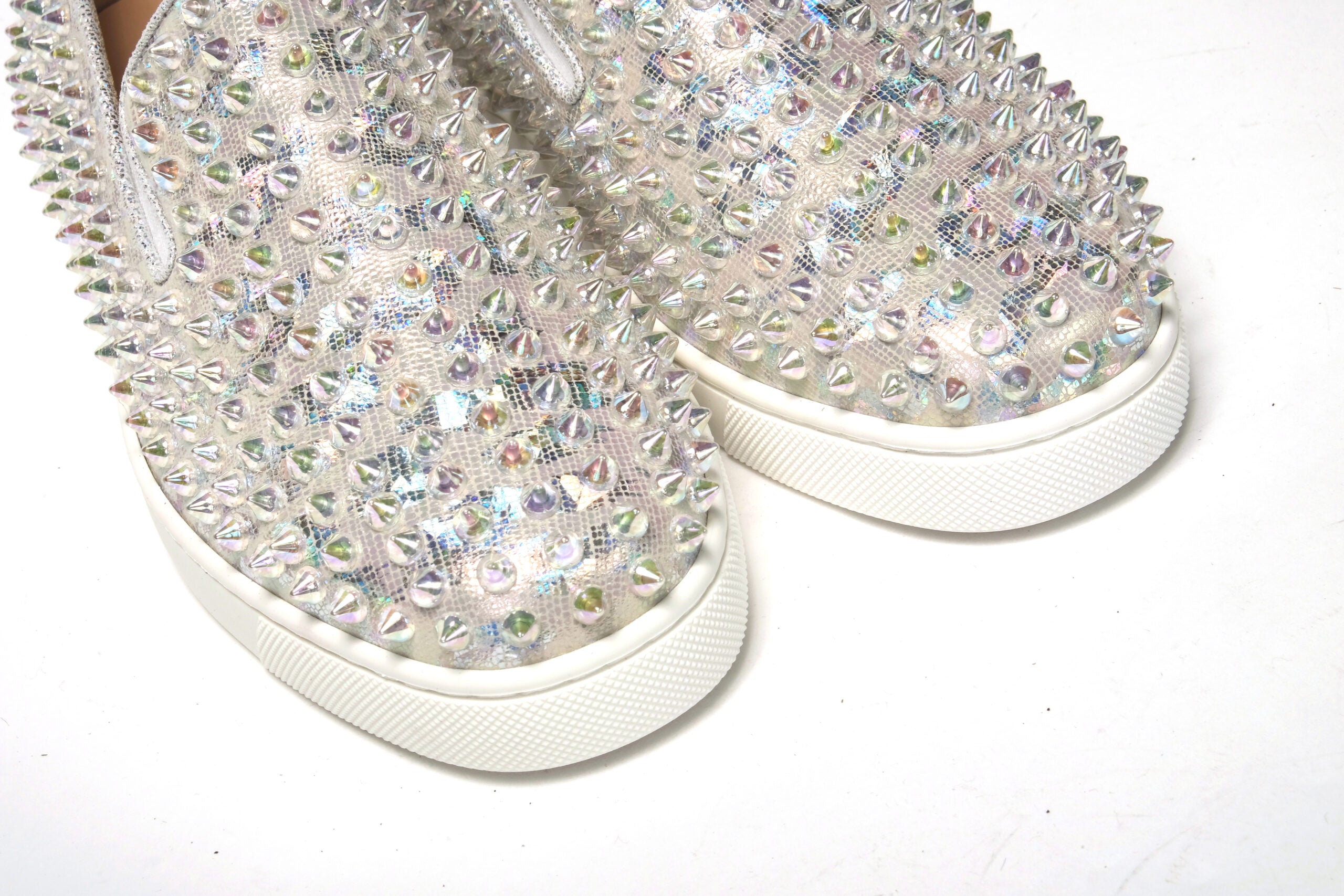 Weißer flacher Leder-Sneaker mit transparenten Kristallnieten