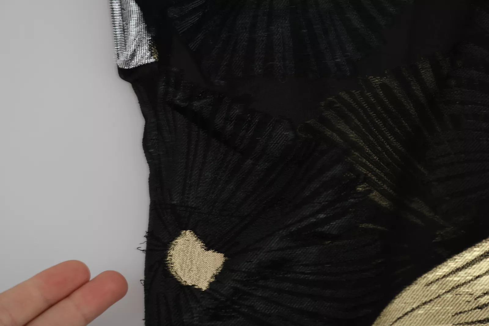 Schwarze Seidenbluse mit Gold- & Silber-Jacquarddetails
