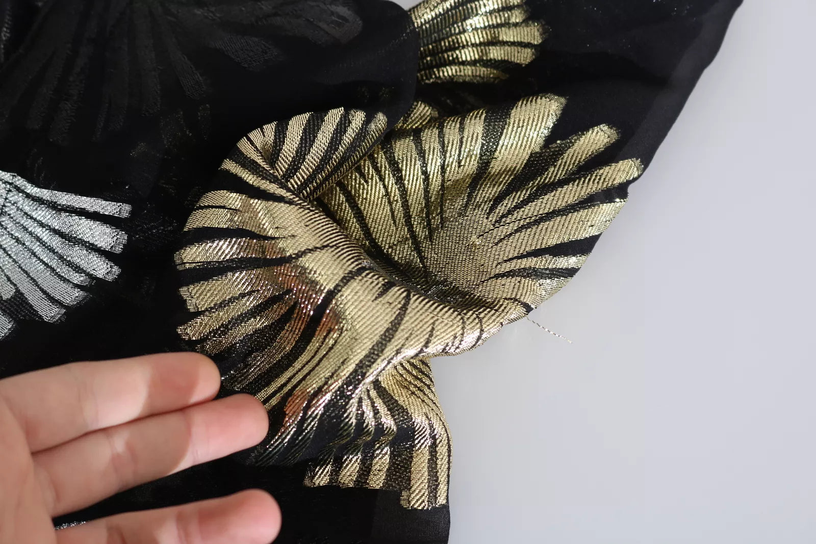 Schwarze Seidenbluse mit Gold- & Silber-Jacquarddetails