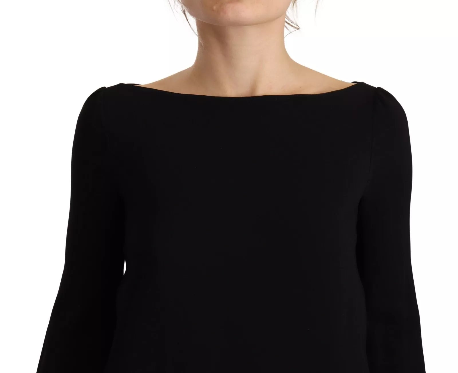 Robe noire à manches longues et fente latérale jusqu'au sol