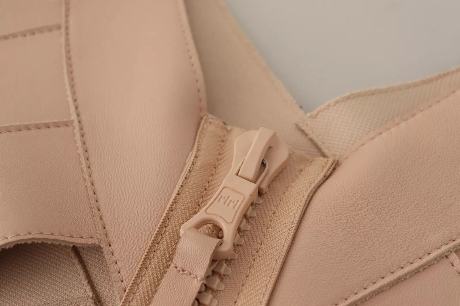 Robe fourreau mini en cuir beige à épaules dénudées