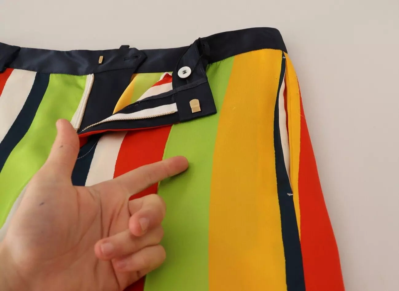 Pantalon droit taille mi-haute à rayures multicolores