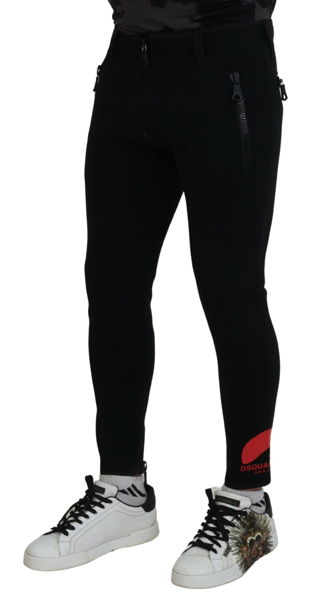 Schwarze Kunstfaser-Hose in schmaler Passform mit orangefarbenem Logo-Print