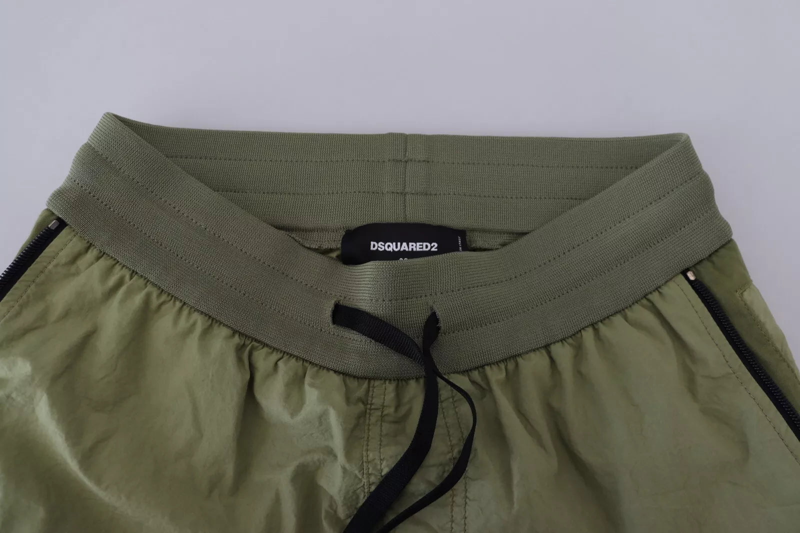 Armeegrüne Baumwoll-Shorts mit mittelhohem Bund, schmal zulaufendem Bein und Kordelzug