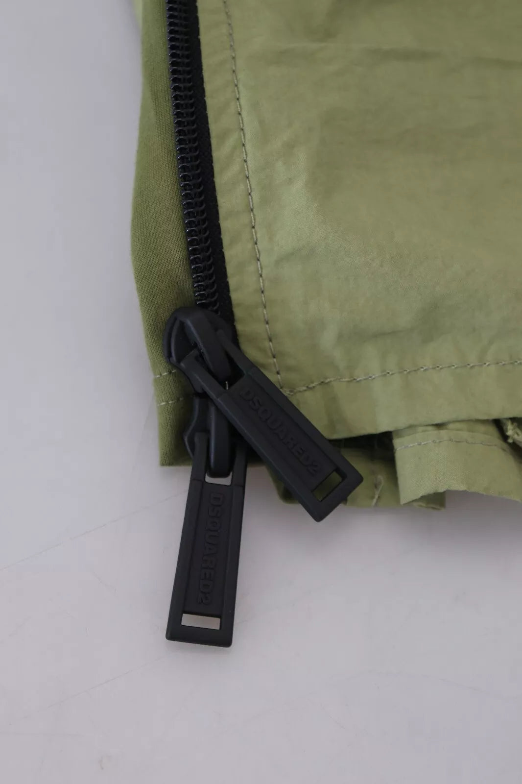Armeegrüne Baumwoll-Shorts mit mittelhohem Bund, schmal zulaufendem Bein und Kordelzug