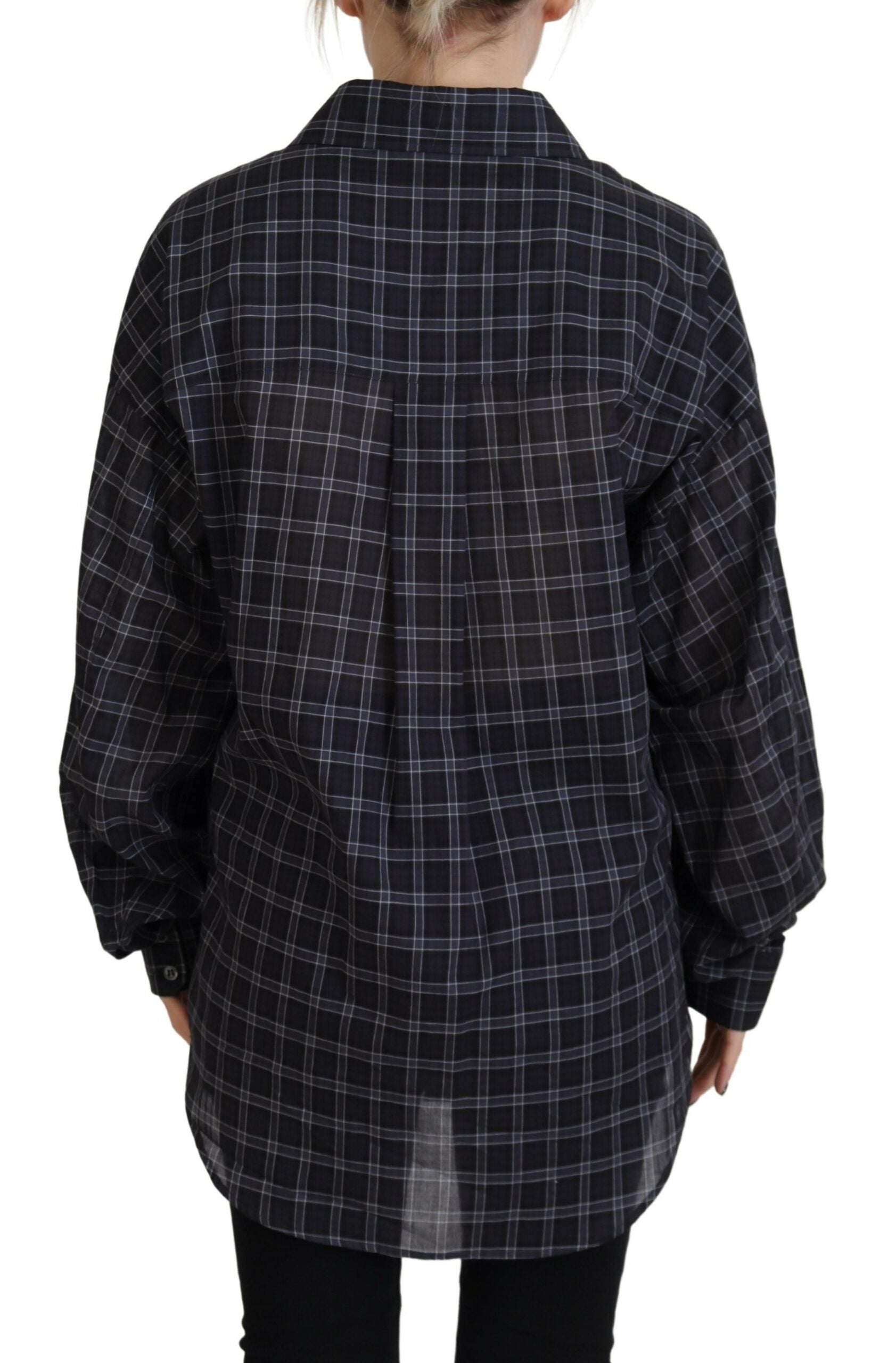 Chemise noire à carreaux, col et manches longues boutonnées