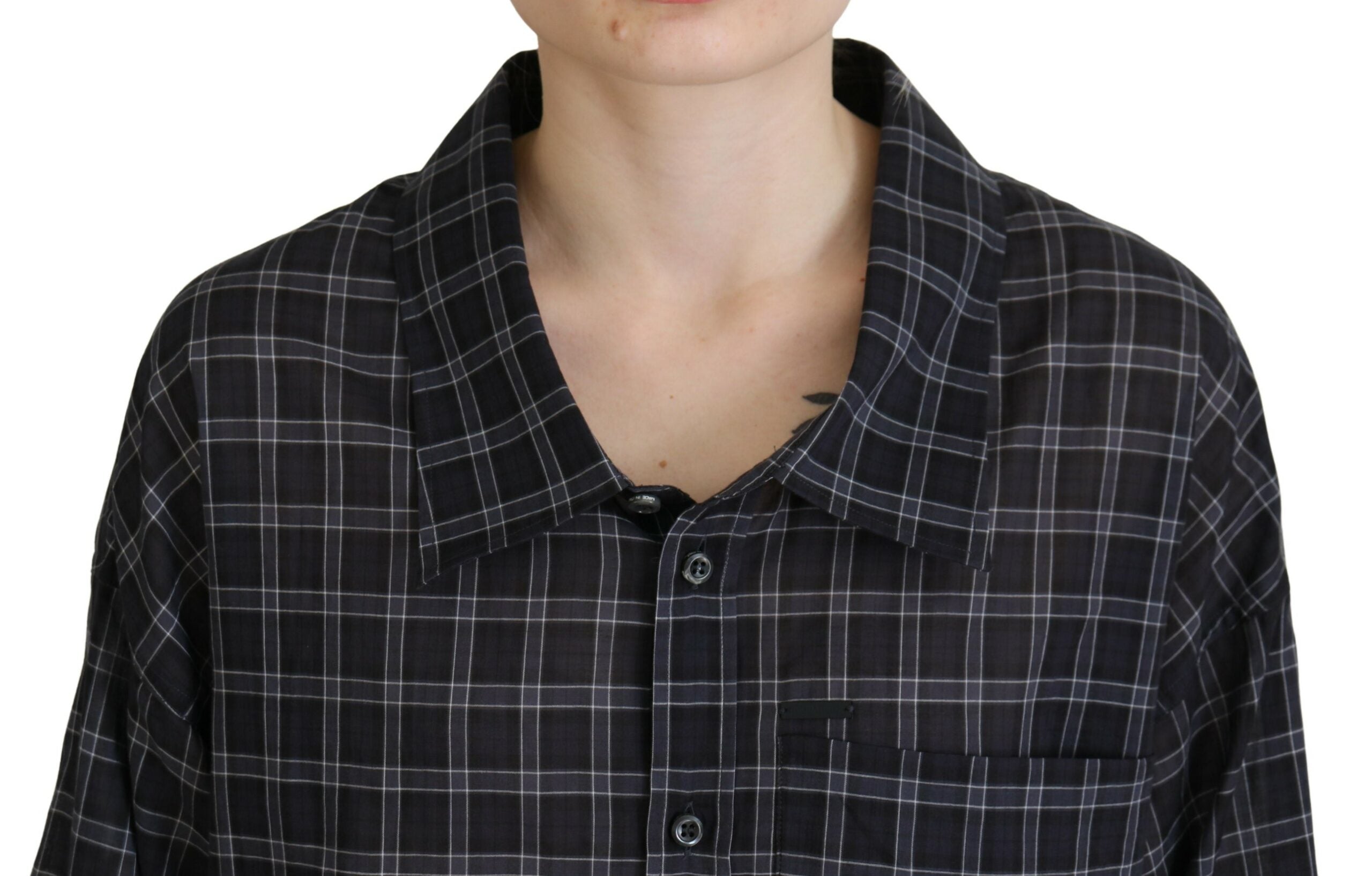 Chemise noire à carreaux, col et manches longues boutonnées