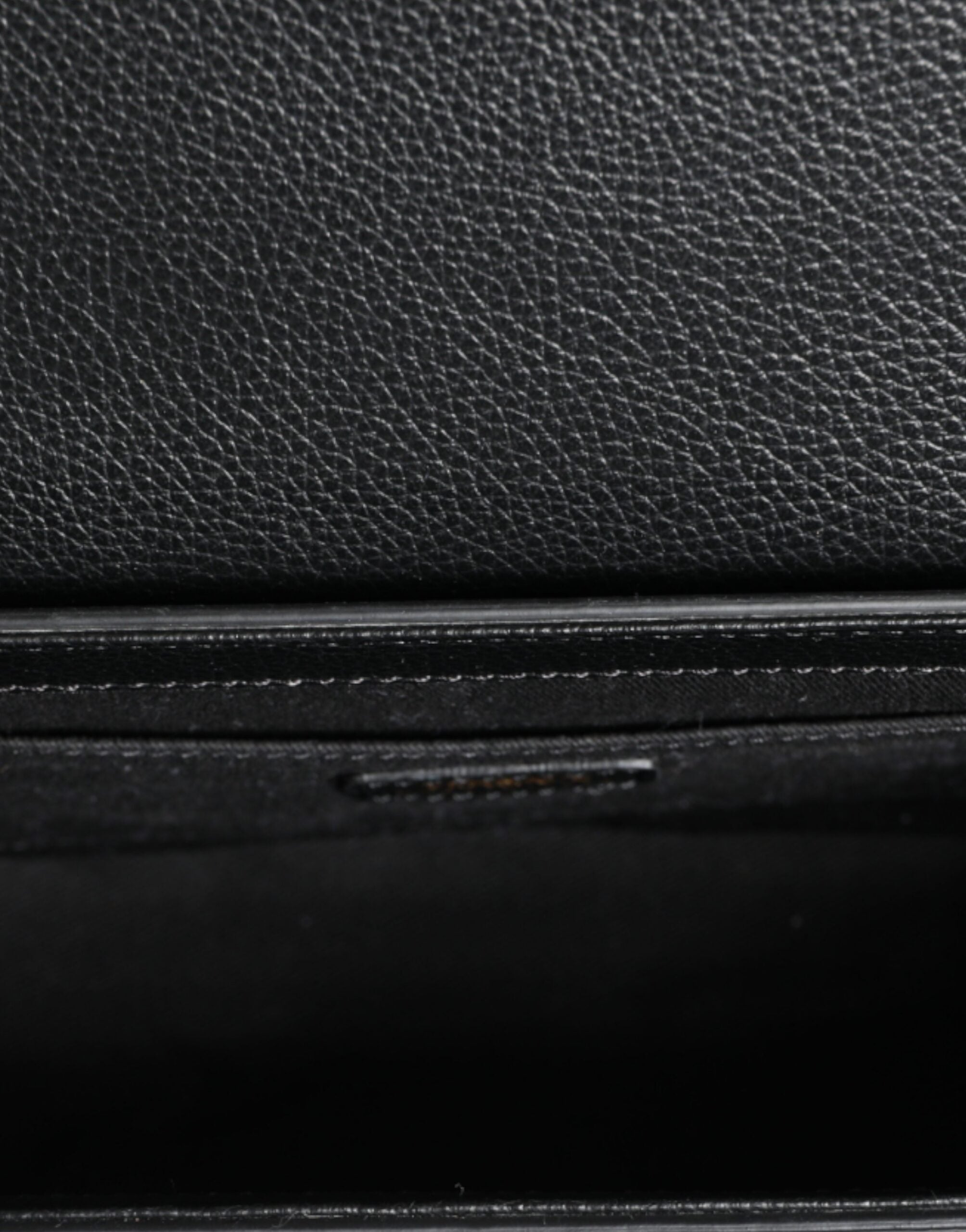 Schwarze Leder-Umhängetasche mit Logo
