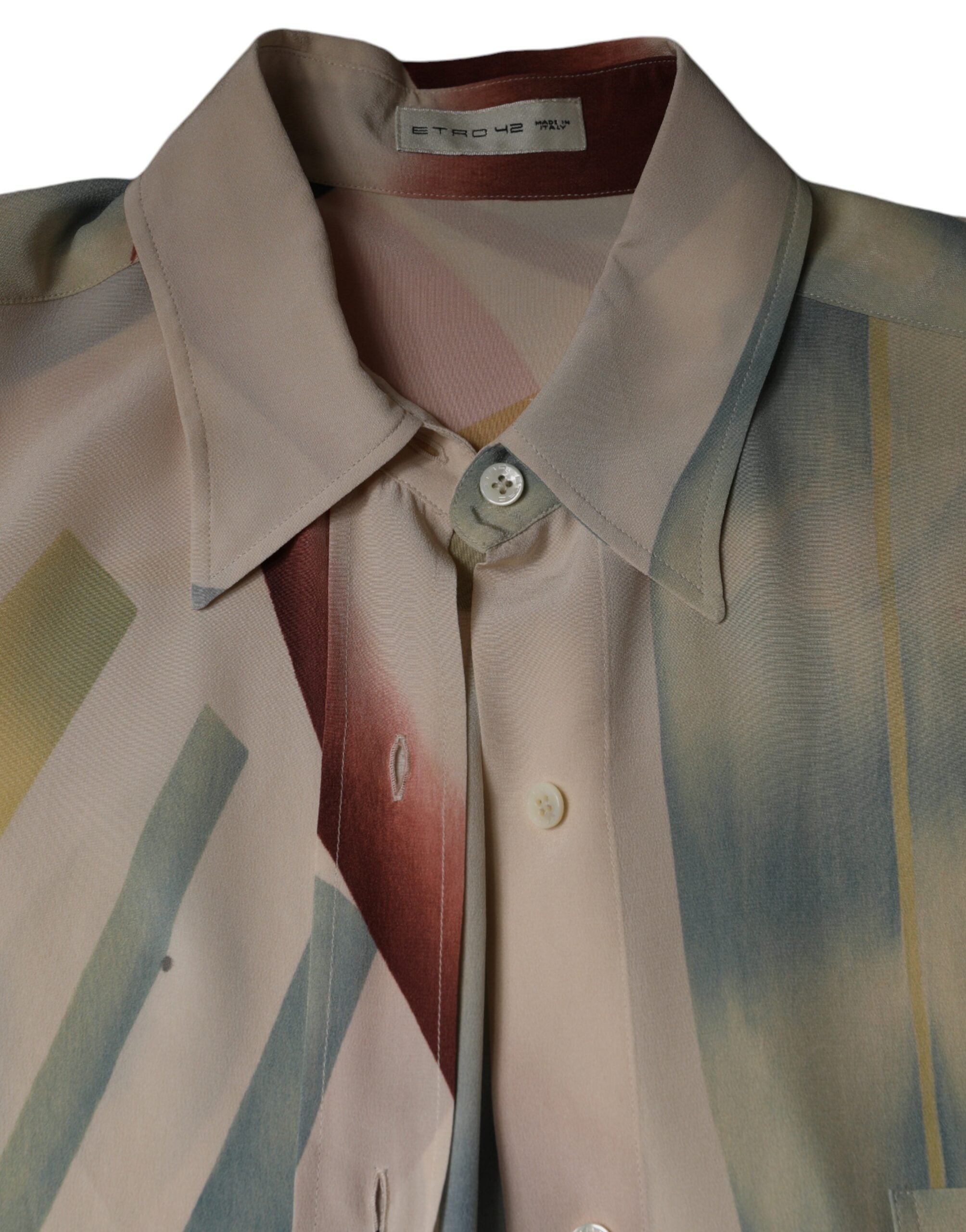 Chemisier beige imprimé à col et manches longues boutonnées