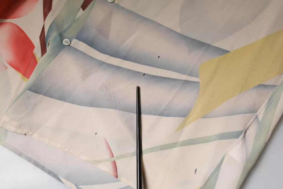 Chemisier beige imprimé à col et manches longues boutonnées