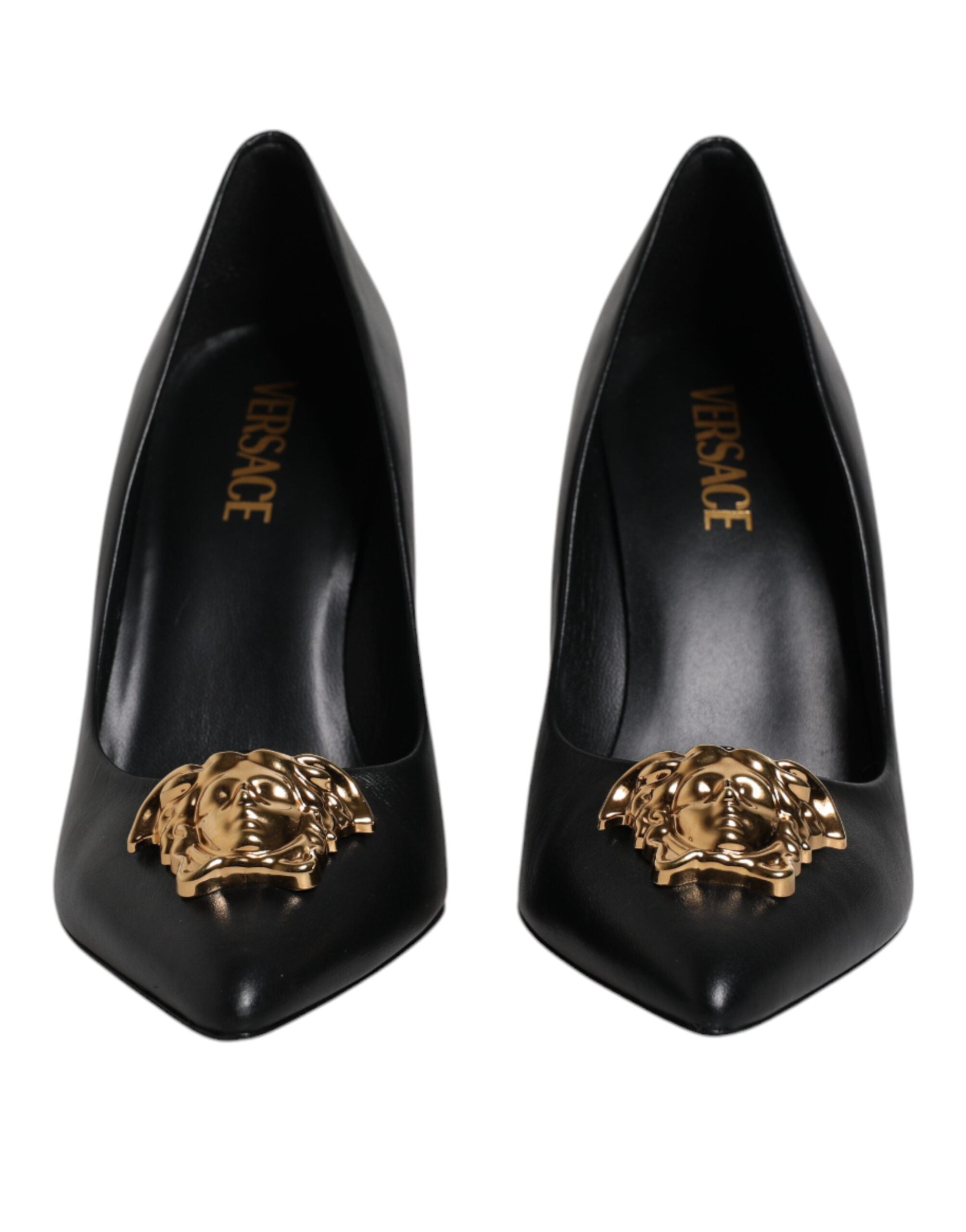 Schwarze Lederpumps mit Logo-Plakette und hohen Absätzen