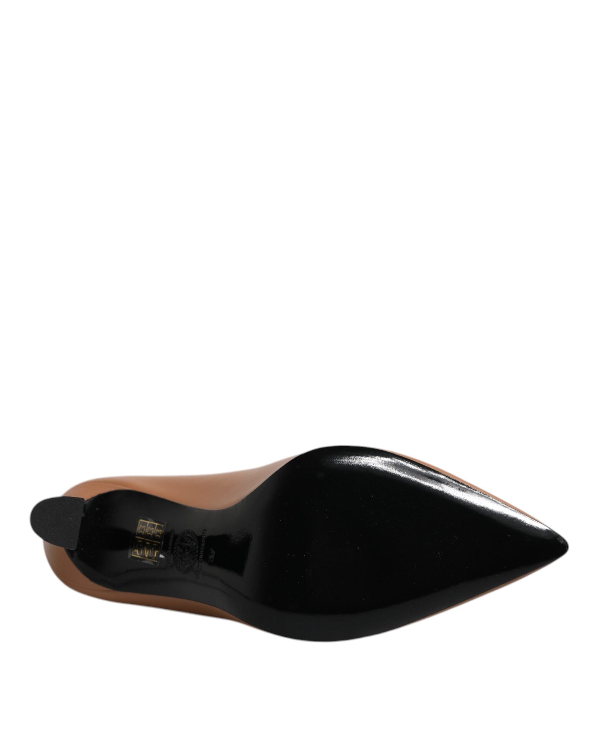 Braune Lederpumps mit Logo-Plakette und hohem Absatz