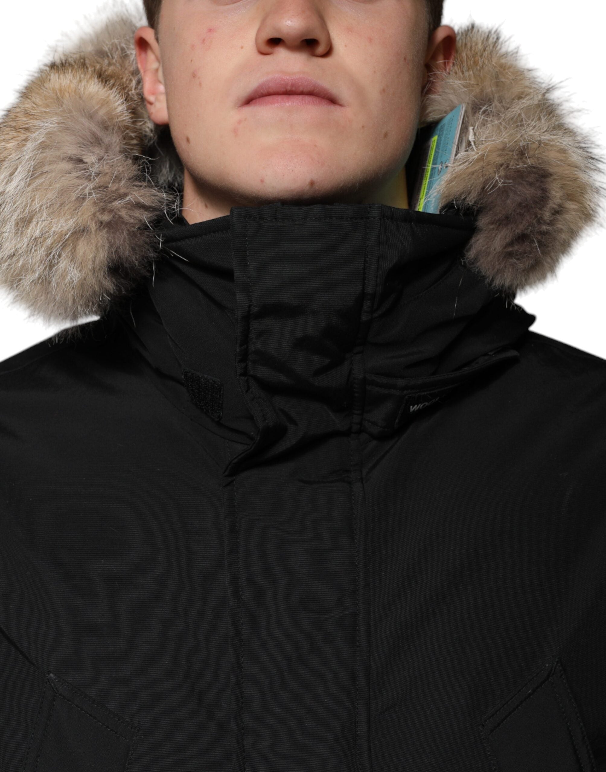 Manteau en peau lainée à capuche noire et manches longues