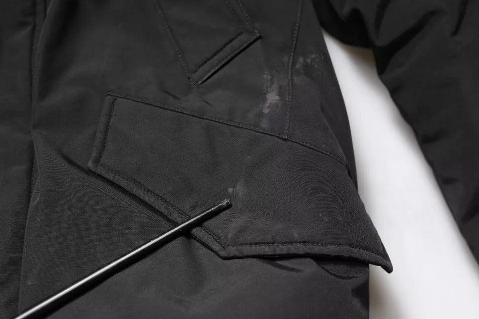 Manteau en peau lainée à capuche noire et manches longues