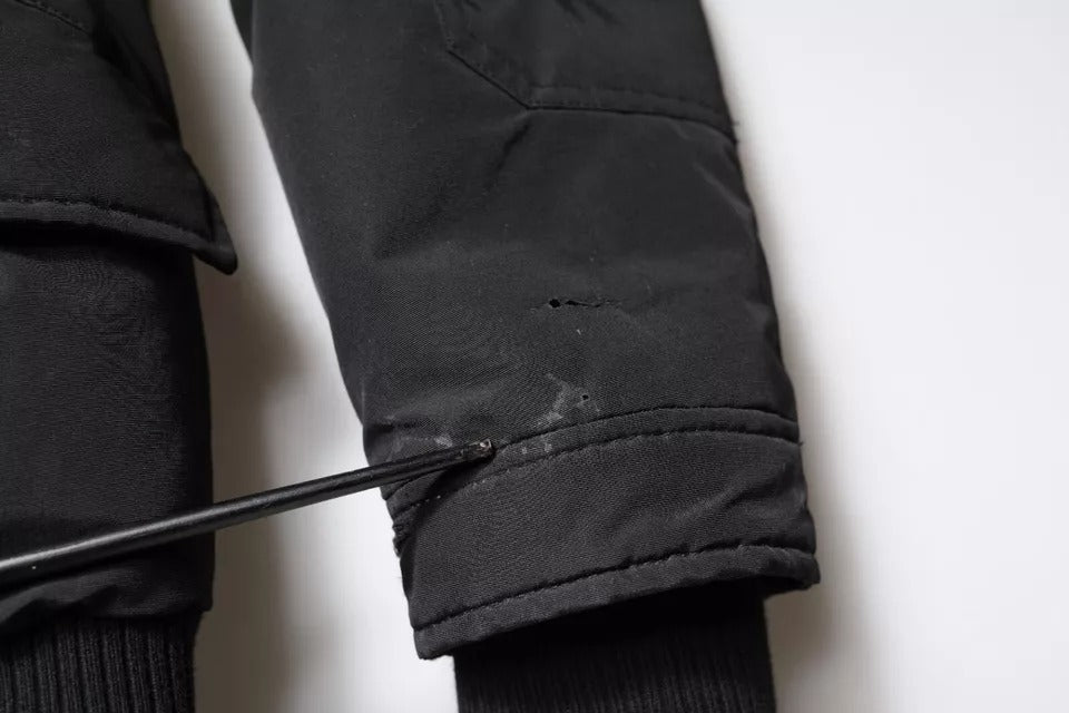 Manteau en peau lainée à capuche noire et manches longues