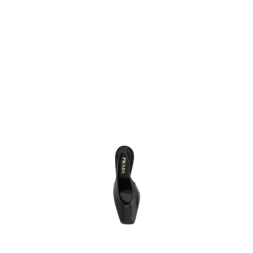 Schwarze Lederpumps mit Karree-Spitze und Fersenriemen