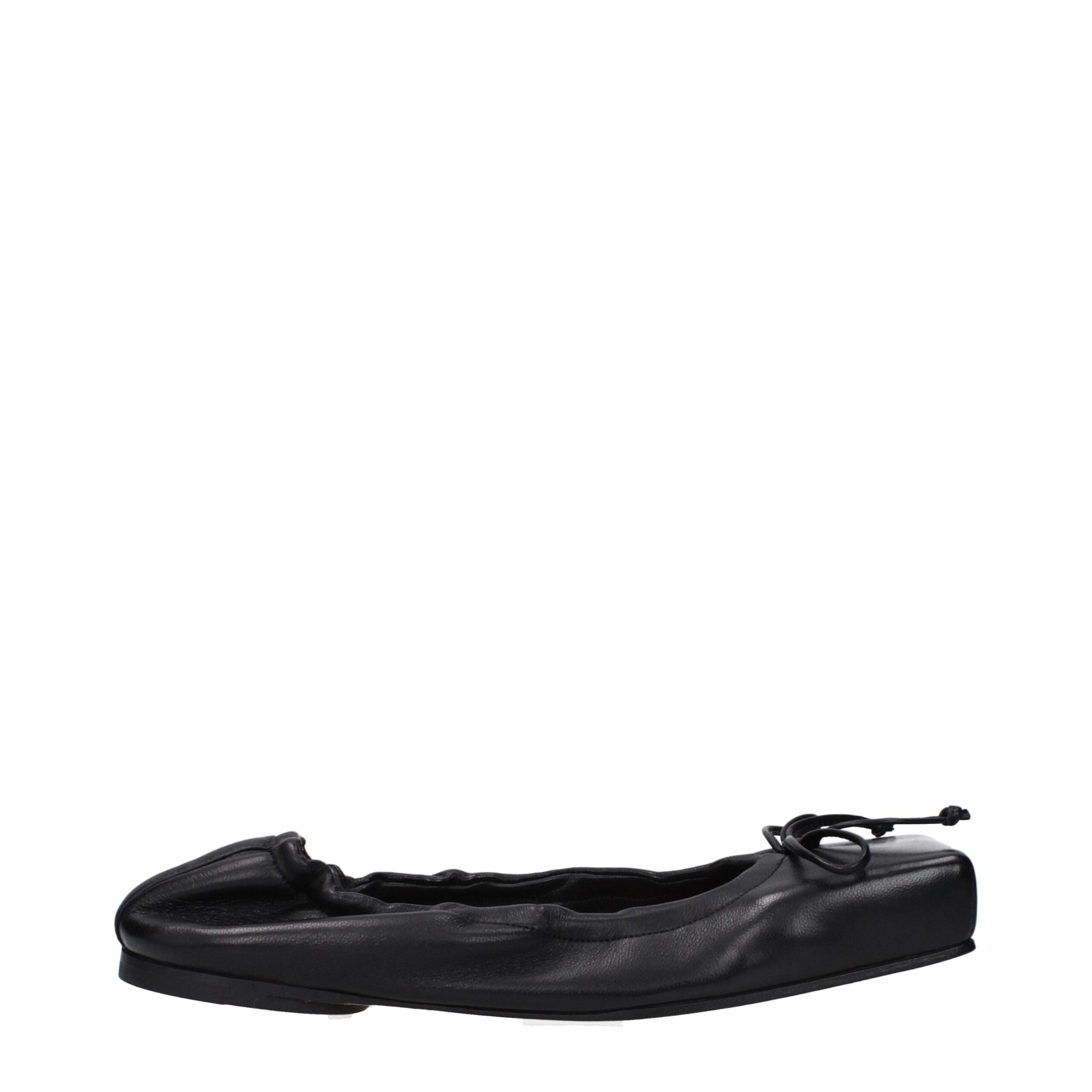Schwarze Leder-Ballerinas mit Detail auf der Vorderseite