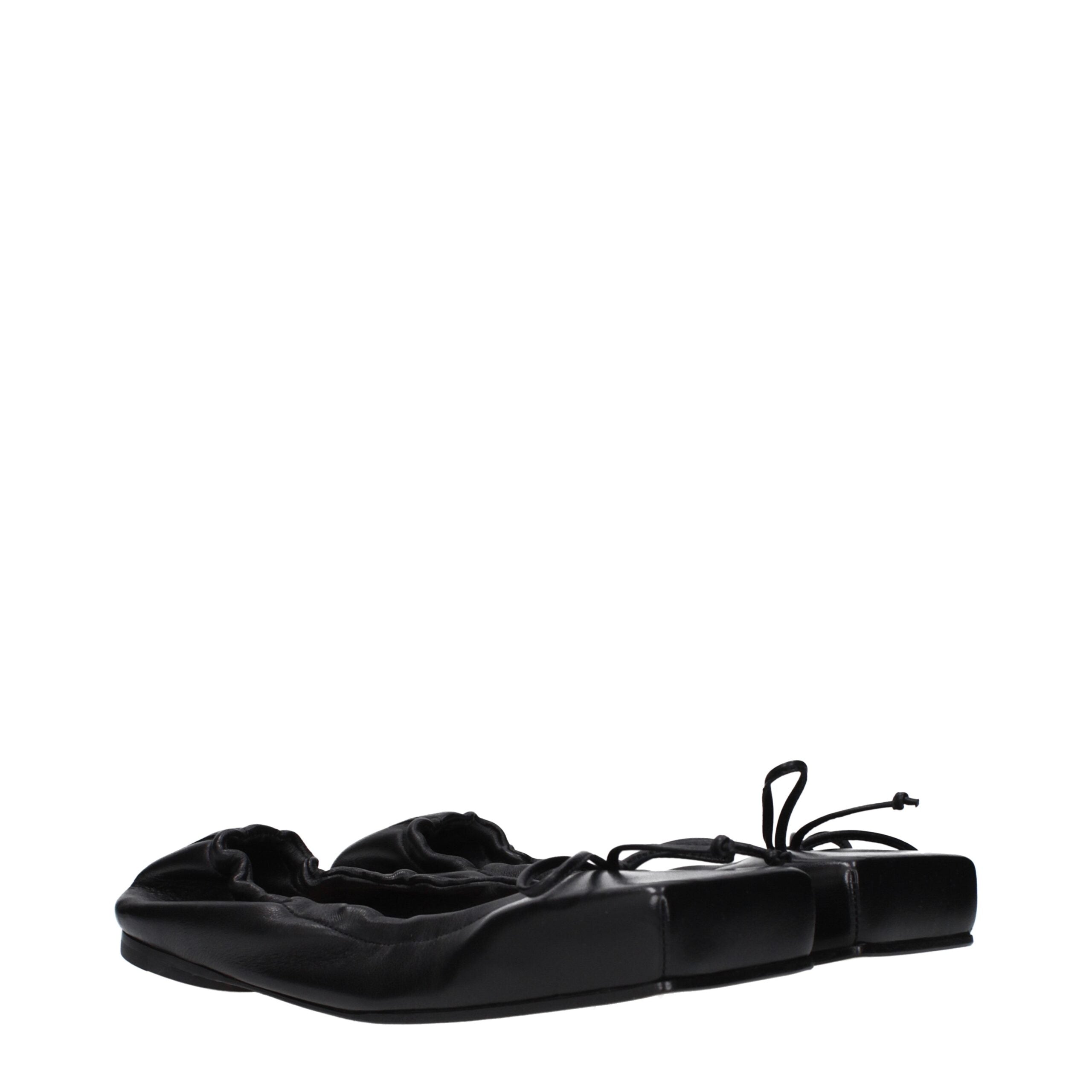 Schwarze Leder-Ballerinas mit Detail auf der Vorderseite