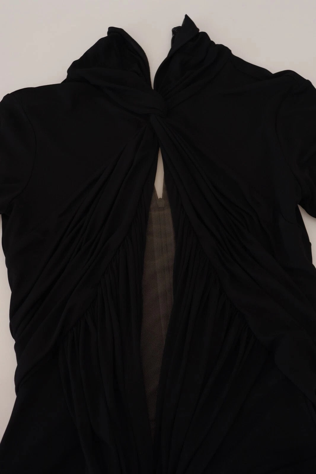 Robe courte noire en viscose à manches longues et découpes