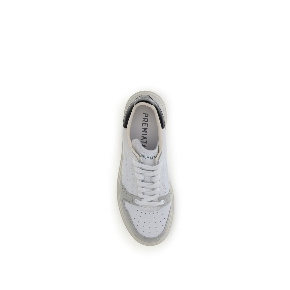 Weiße Low-Top-Sneaker aus Leder mit perforierter Zehenkappe