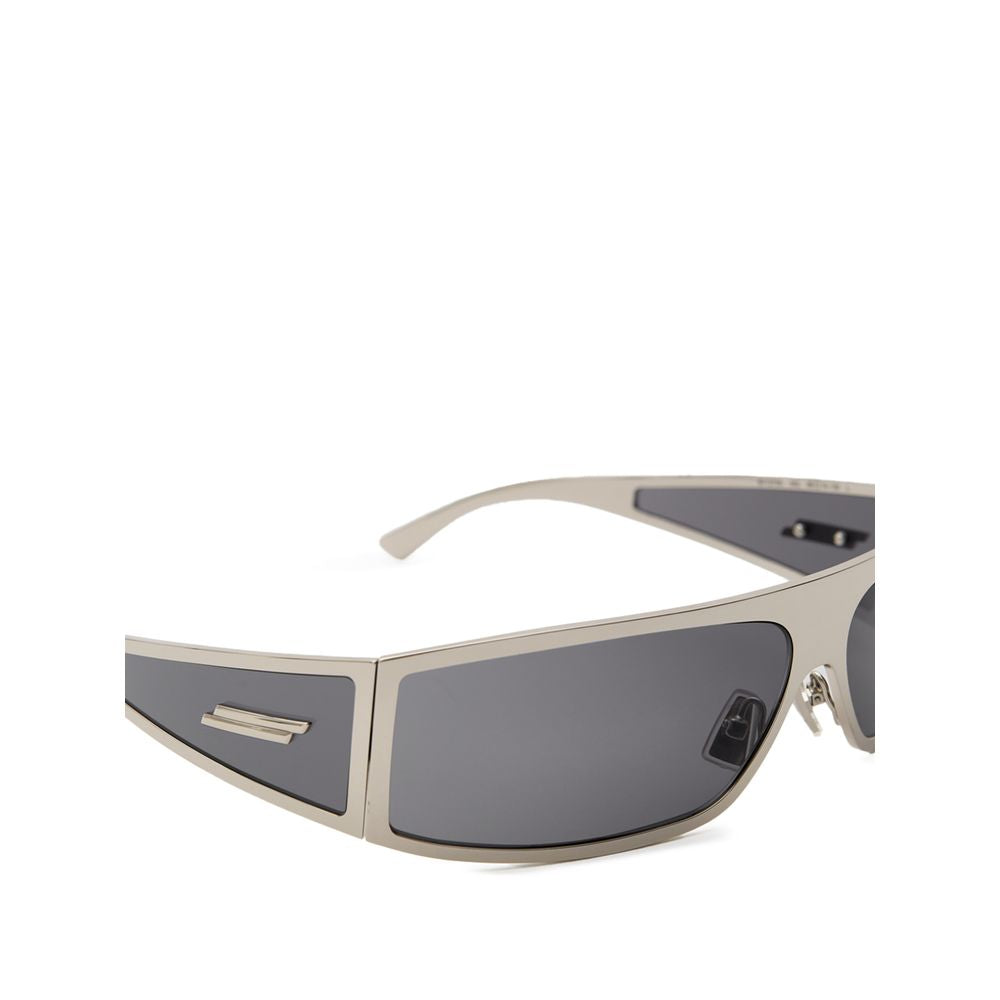 Silberfarbene Wrap-Around-Sonnenbrille mit grauen Gläsern