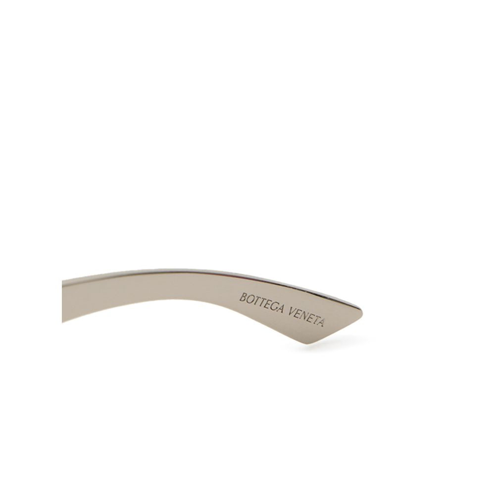 Silberfarbene Wrap-Around-Sonnenbrille mit grauen Gläsern