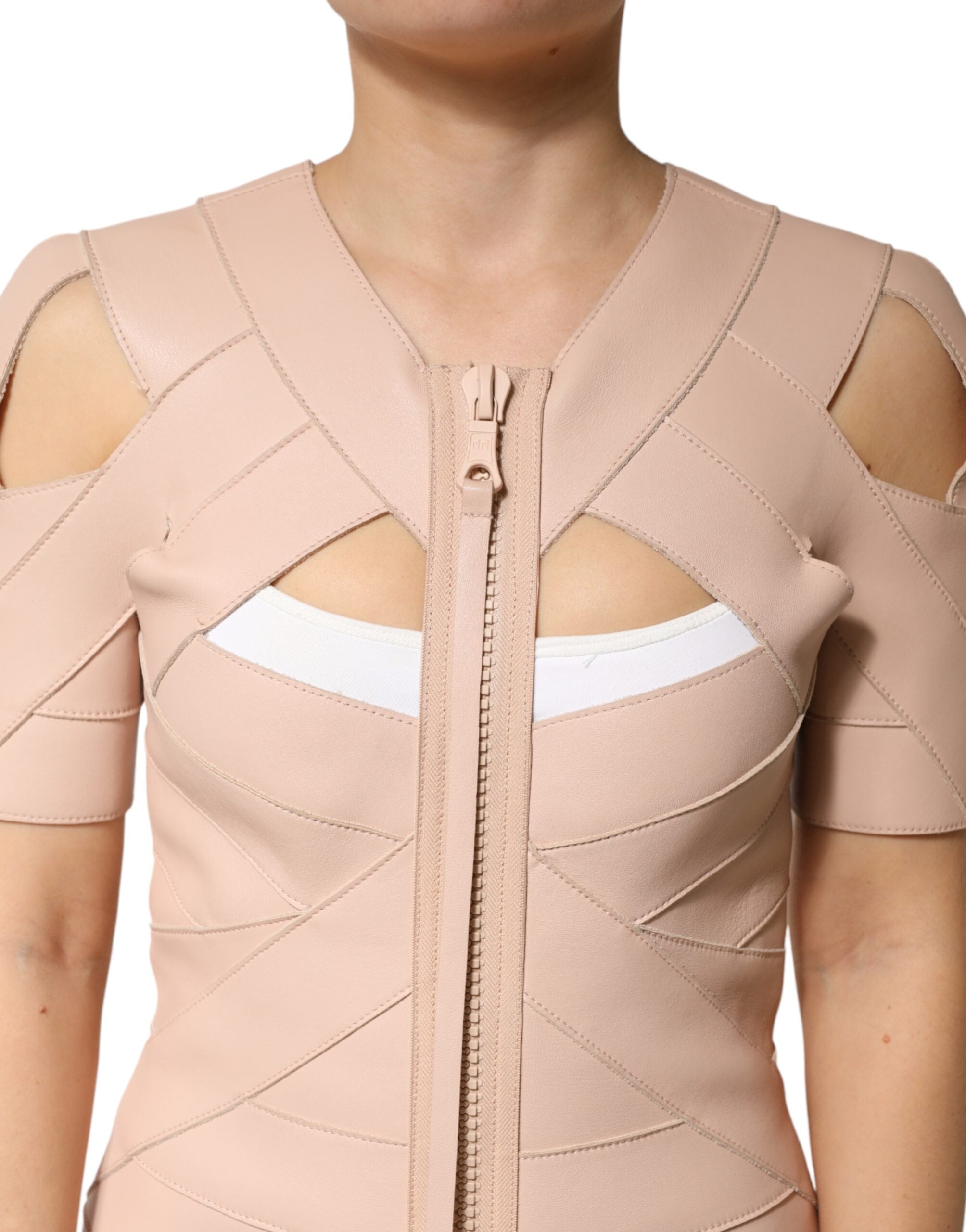 Robe fourreau courte en cuir beige à manches courtes